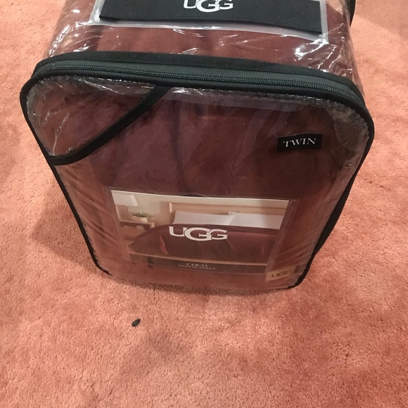 UGG brand very soft new twin size blanket in cola color . - Picture 8 of 12
